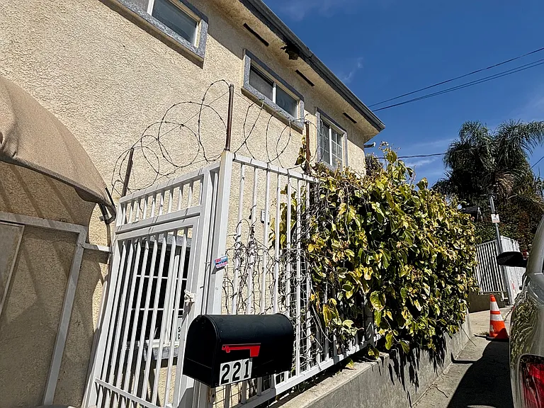 221 N Commonwealth Ave — Photo 33