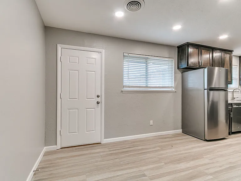 202 Thompson Dr — Photo 5