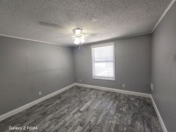 5th image of 1400 Strawberry Pl APT 34