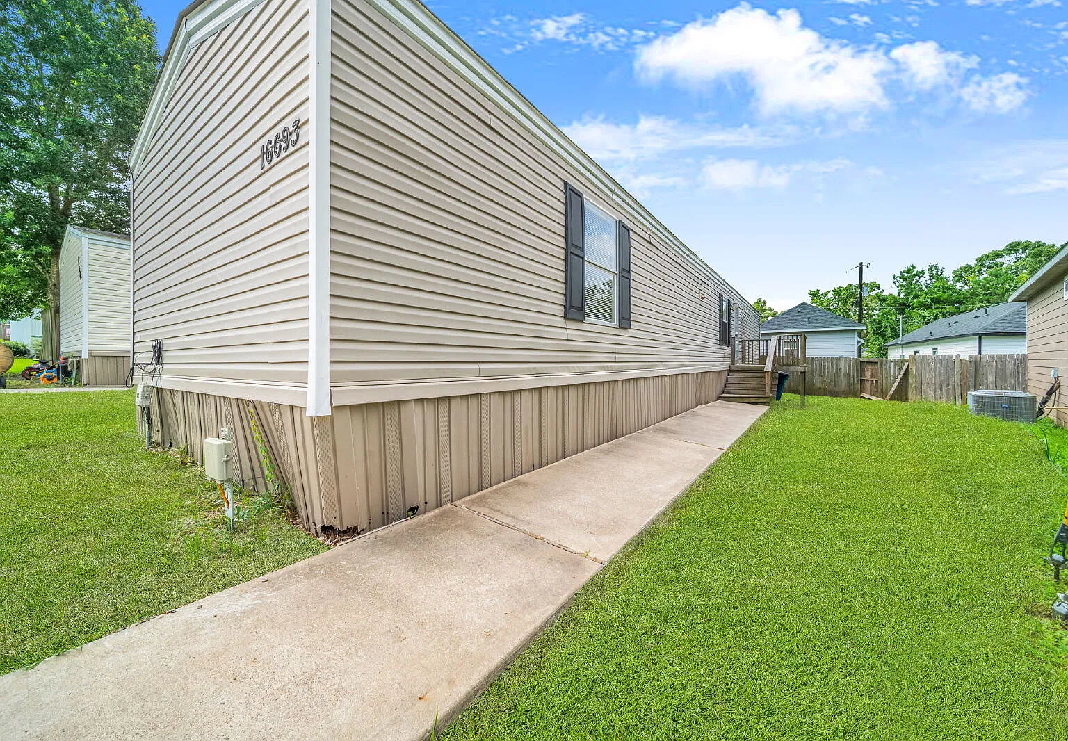 3 bed, 2.0 bath, 924 sqft, $1,150 — Photo 1