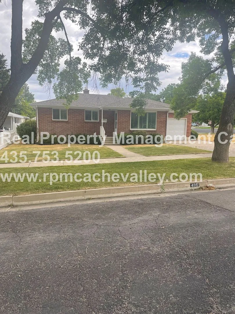 5 bedroom home close to USU! Pet friendly. — Photo 1