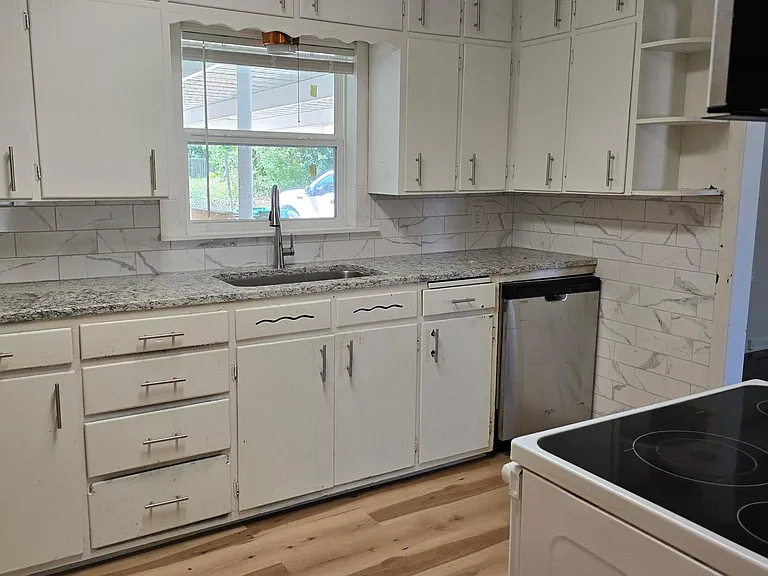 811 E Navarro Ave — Photo 7