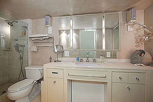 Sold by Domus Realty | media 27