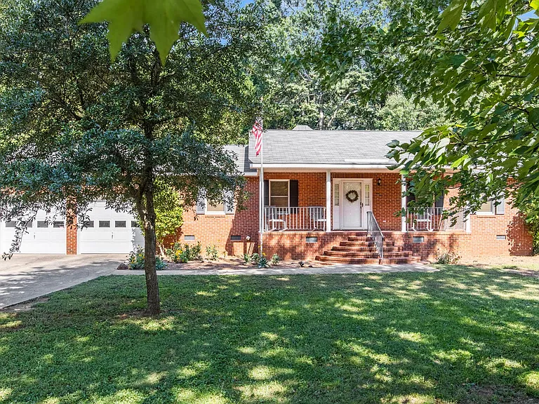 114 Fisher Dr — Photo 5