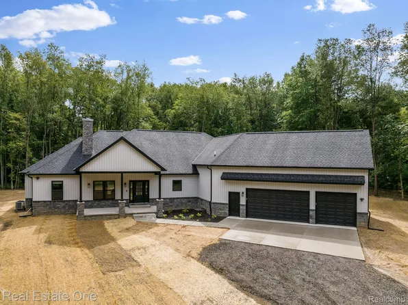 2231 Parmalee Ln, Brighton, MI 48114