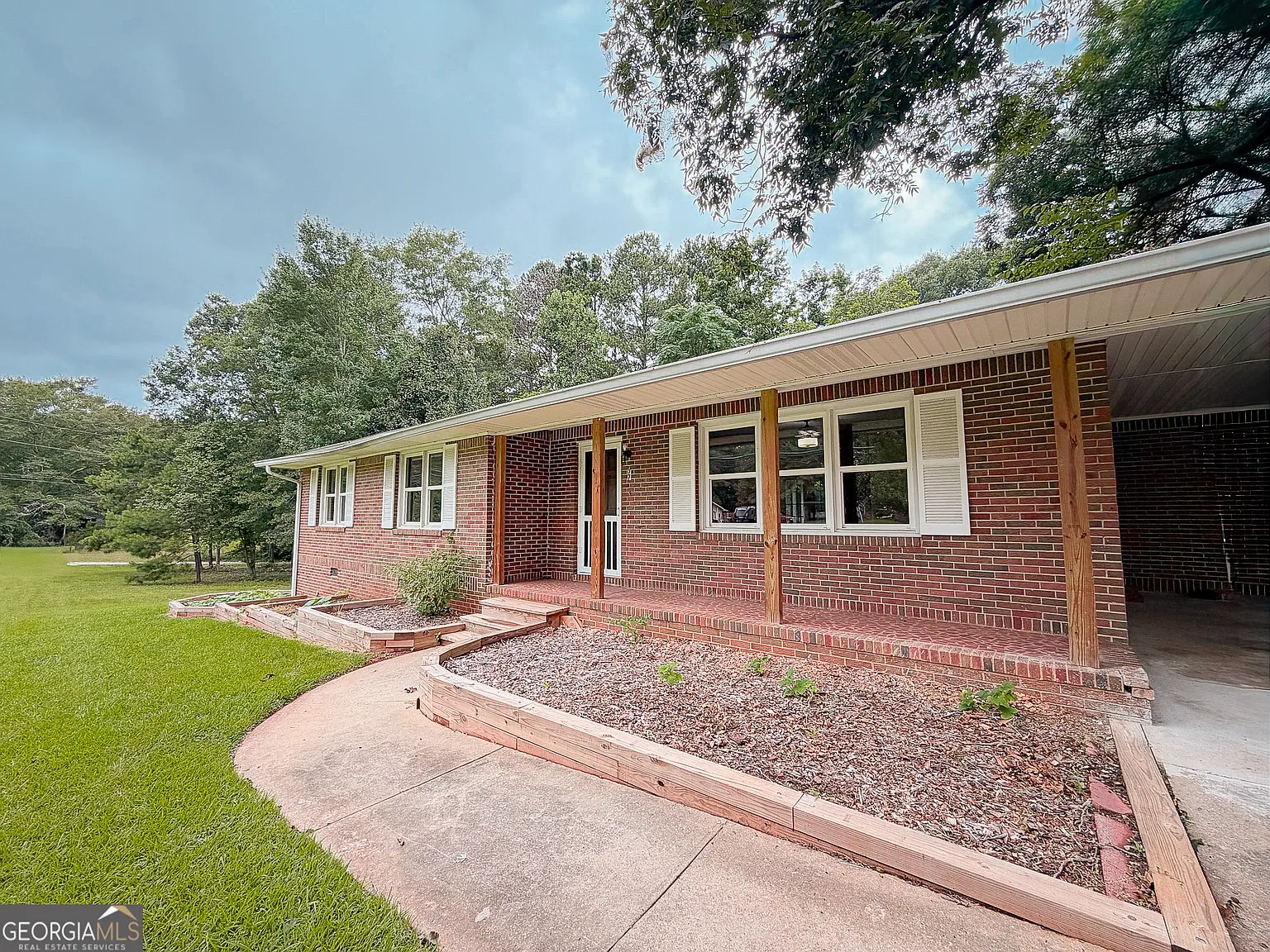 3 bed, 1.0 bath, 1308 sqft, $2,100 — Photo 4