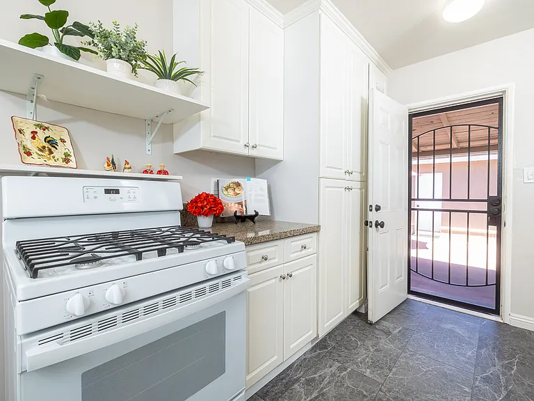 521 E Date St — Photo 15