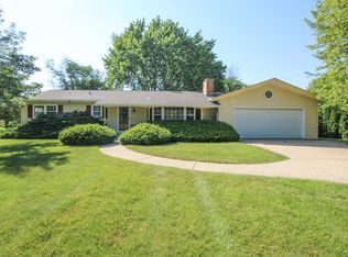 5865 S Dunvegan Dr, New Berlin, WI 53146