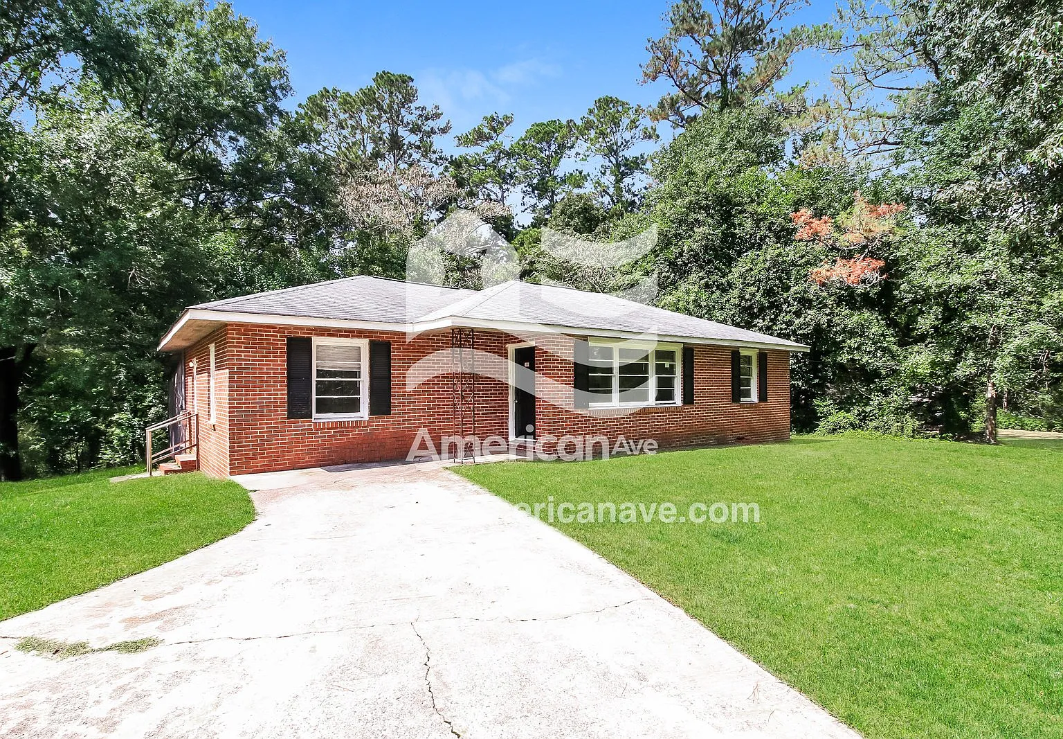 3 bed, 1.0 bath, 1279 sqft, $1,118 — Photo 2