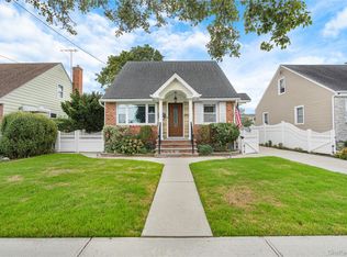159 Raff Ave, Mineola, NY 11501
