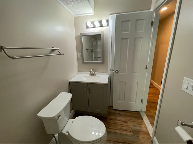 105 E Sands St #10 — Photo 10