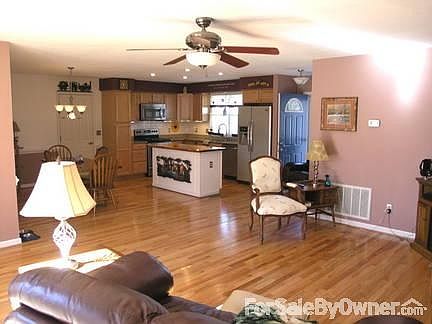 Great Room
						:
						Great for entertaining friends while cooking