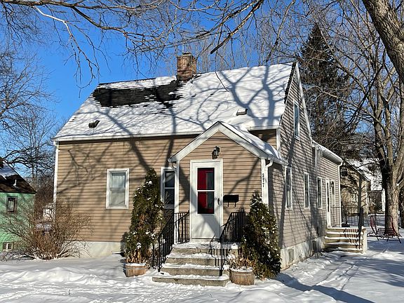 2nd image of 917 Poplar St S