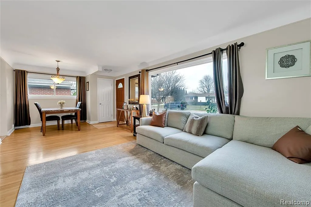 3 bed, 1.5 bath, 2237 sqft, $2,200 — Photo 3