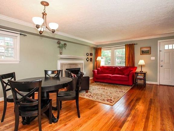 Living room w/fireplace