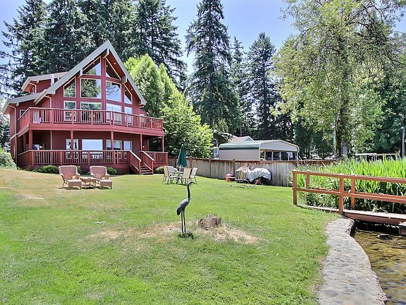 Custom 4 bedroom lakefront
