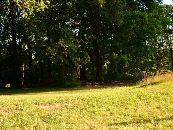 137 Lynwood Dr, Evans City, PA 16033