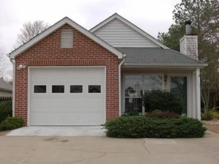 1307 Yorkshire Ln photo 1