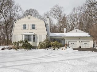 8 Stonewall Ln, Woodbridge, CT 06525