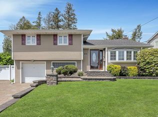 24 Debora Dr, Plainview, NY 11803