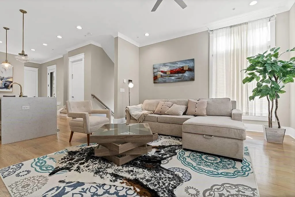 3 bed, 3.5 bath, 2448 sqft, $10,500 — Photo 2