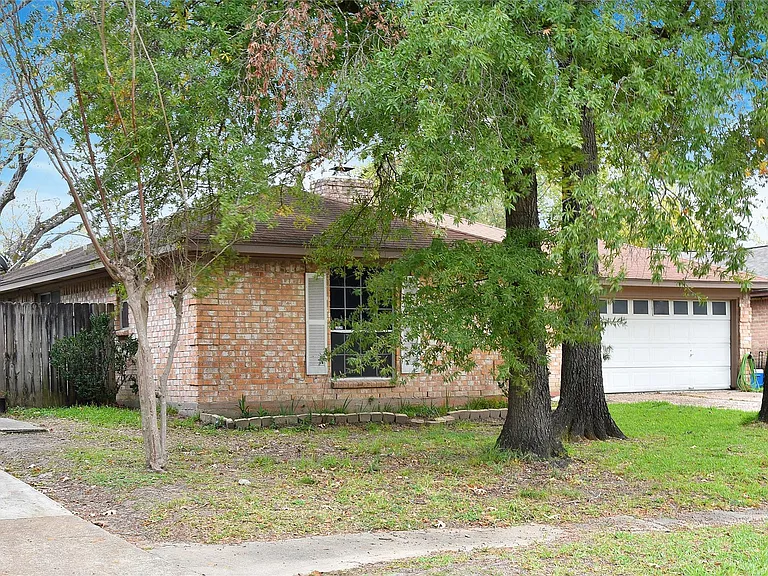 323 Edgeton Ct — Photo 2