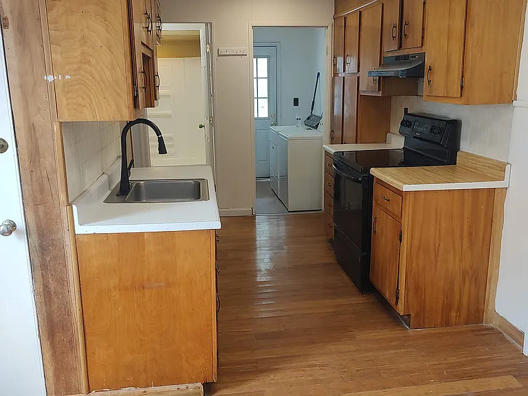 555 Bridgewater Ave — Photo 2