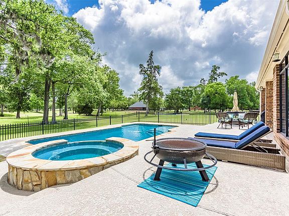 3rd image of 203 Shady Bend Ct