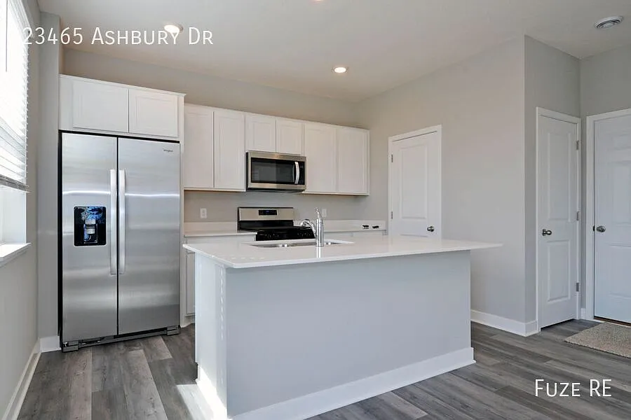 Gorgeous 3 Bed, 3 Bath Home with 2-Car Garage in Rogers, MN! — Photo 3