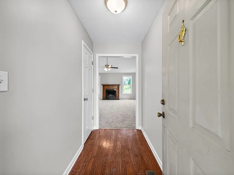 202 Tuscon Ct — Photo 3