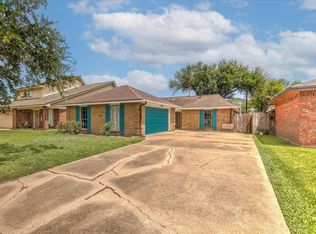 925 S 6th St, La Porte, TX 77571