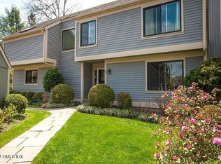208 W Lyon Farm Dr #208, Greenwich, CT 06831