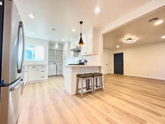 2nd image of 1454 Merry Ln