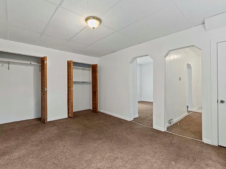 916 Sarah St — Photo 4