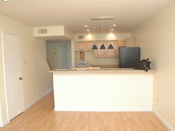 3rd image of 1505 Parkview Blvd