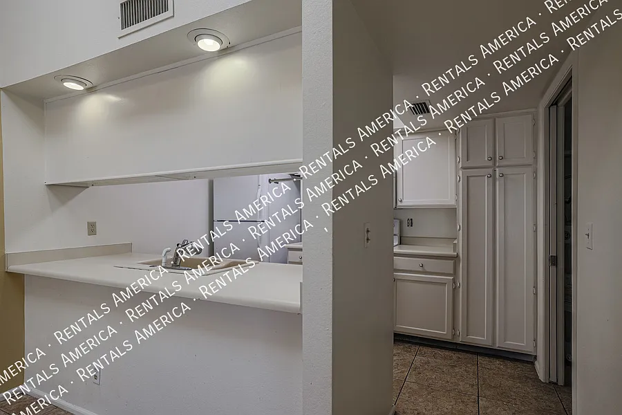Mi Special! Cute 2 Bed 2 Bath Townhome In Tempe! This Is A Must See! — Photo 4