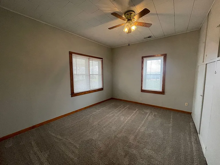 806 E Center St — Photo 13
