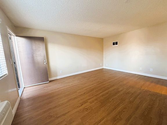 4th image of 9761 Marilla Dr #27