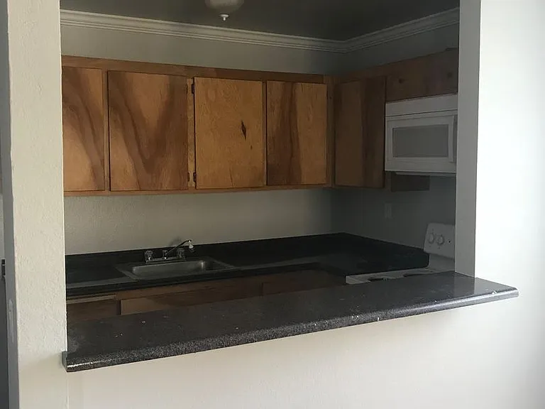 Pioneer Apartments — Photo 10