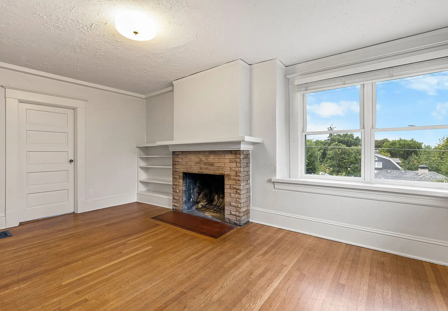 3 bed, 2.0 bath, 1094 sqft, $2,495 — Photo 3