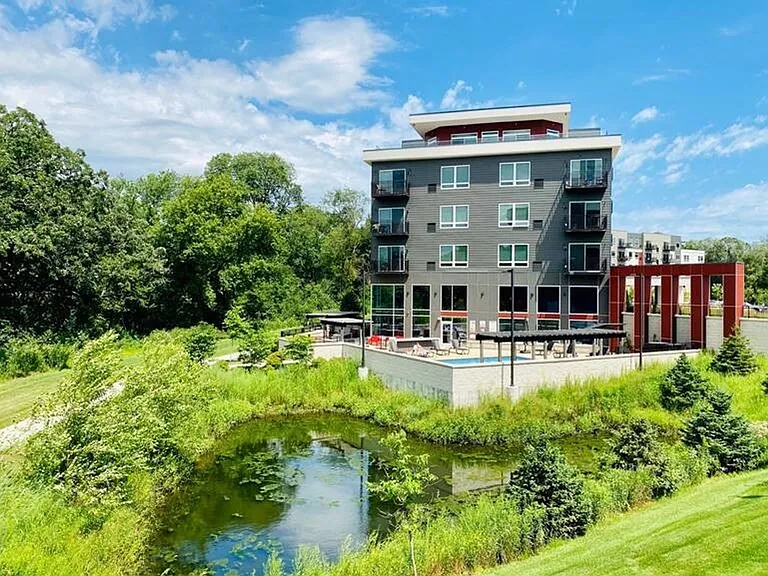 Red44 Luxury Apartments | Specials Available — Photo 5