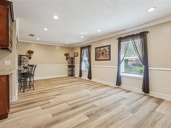 5th image of 828 Honeysuckle St