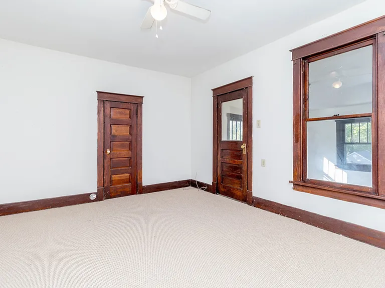 1405 Windsor St — Photo 6