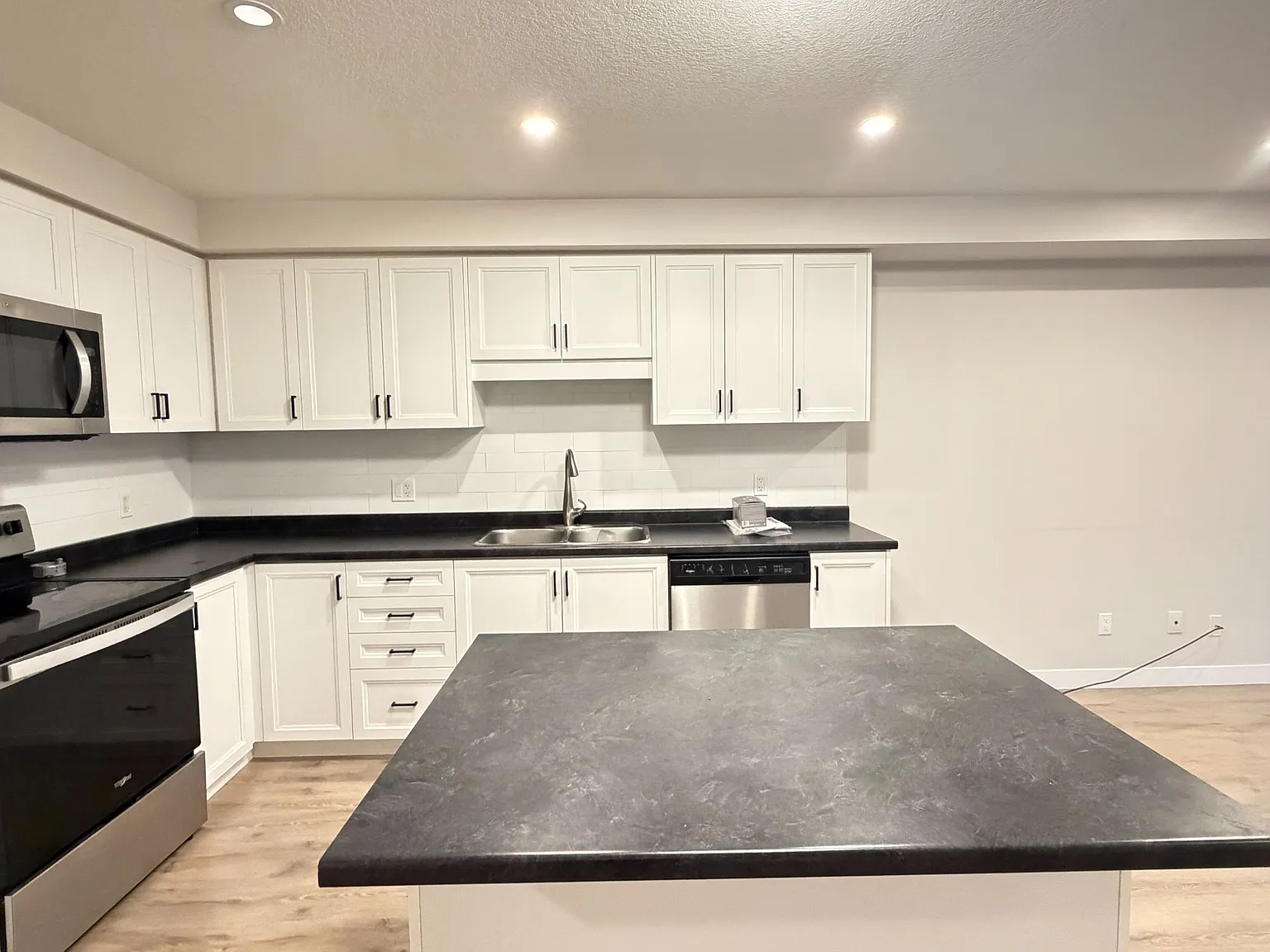 3 bed, $2,350 — Photo 2