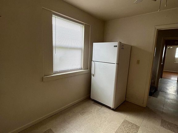3rd image of 1045 Loretta Ave