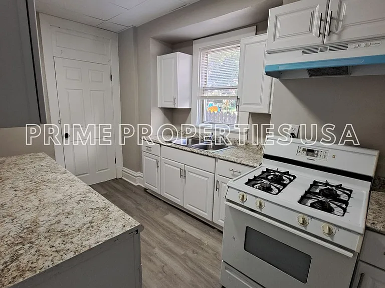 305 Anthony St — Photo 5