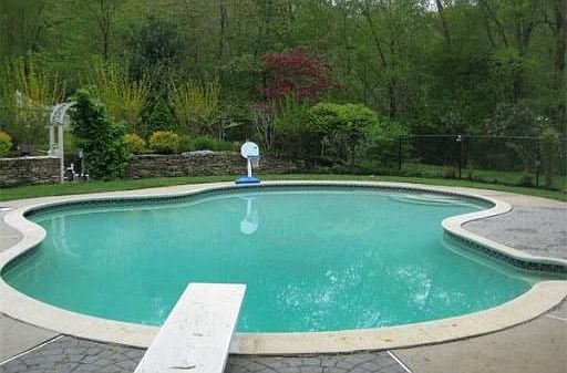 3rd image of 7 Hilltop Cir