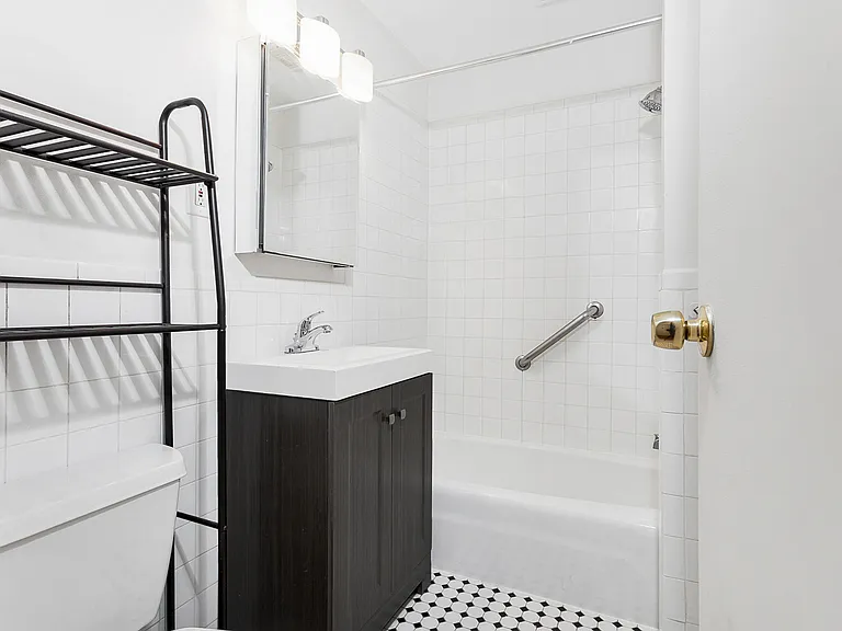 305 E 56th St #1R — Photo 5