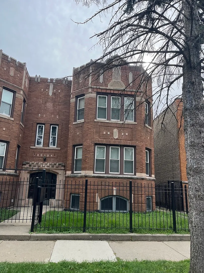 2 bed, 1100 sqft, $1,600 — Photo 1