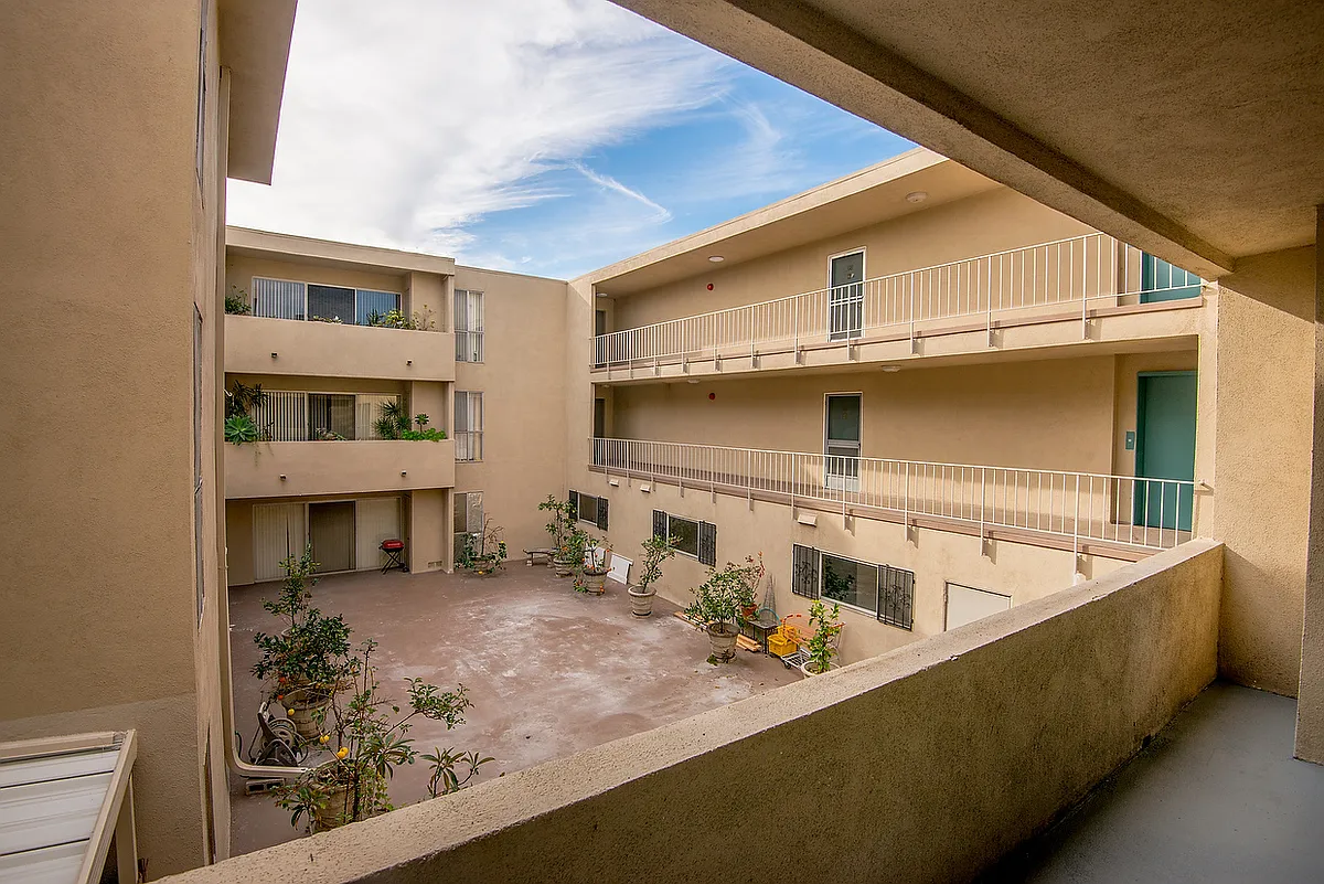 Building Photo - Hollywood Riviera